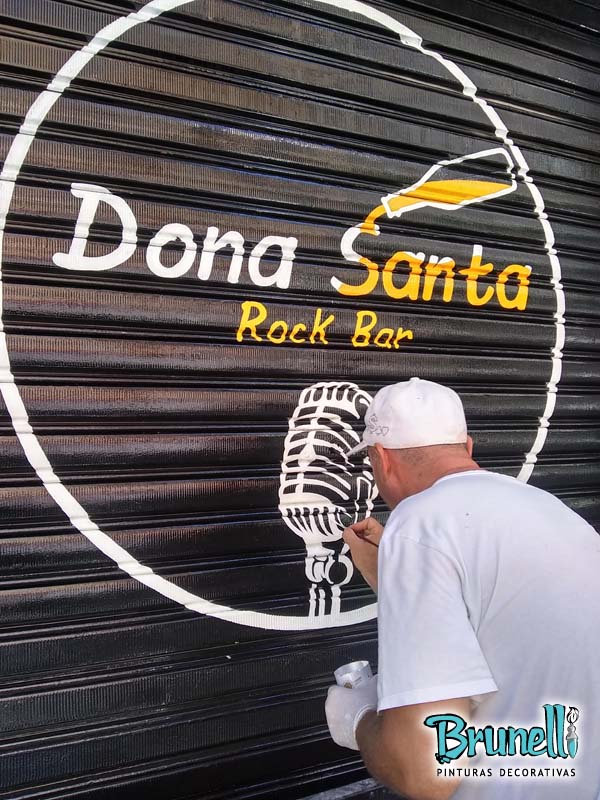 Letreiro em porta de ao Dona santa