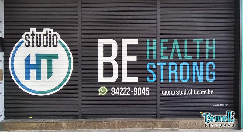 Letreiro em porta de ao Academia health track 2021