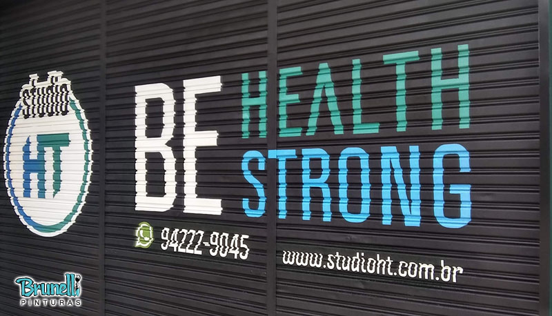 Letreiro em porta de ao Academia health track 2021