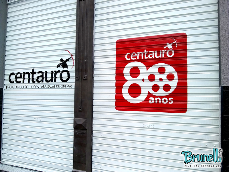 Letreiro em porta de ao Centauro cinemas