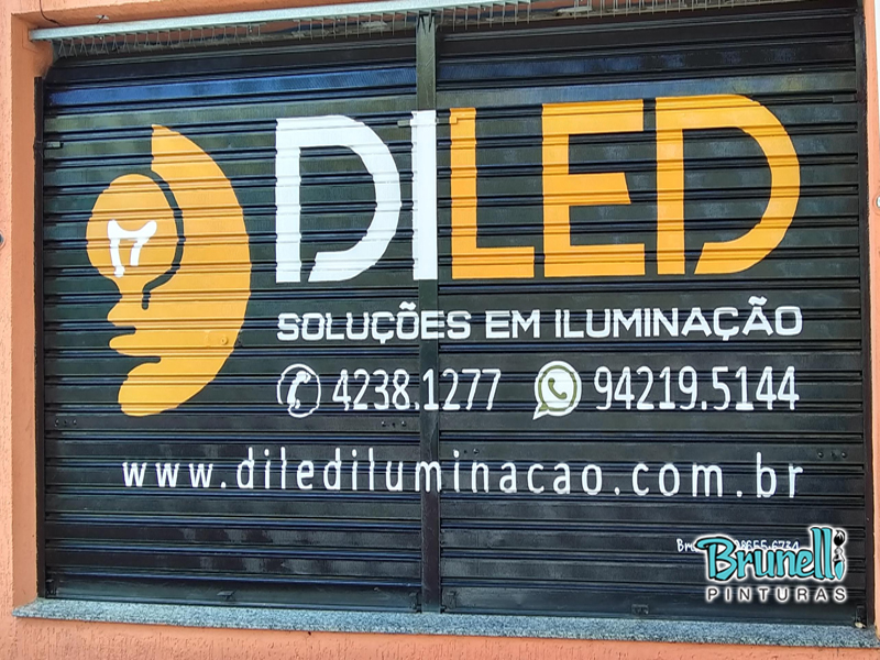 Letreiros em portas de enrolar