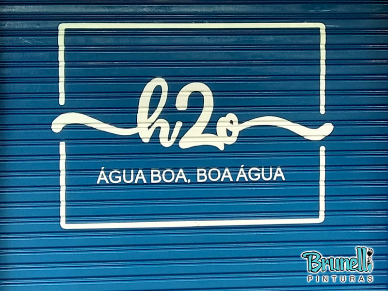 Pintura de letras em portas de ao