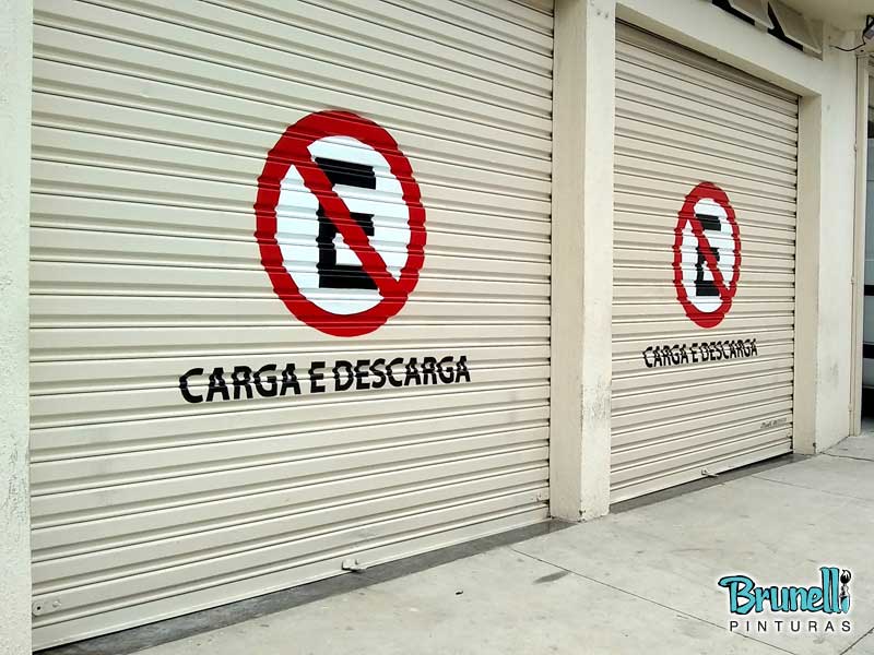 pintura de letreiro em porta de aço proibido estacionar