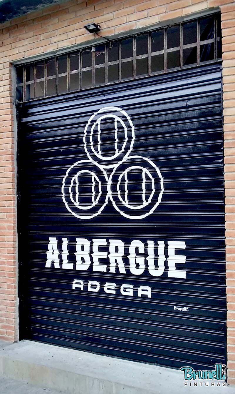 Pintura de logotipo em porta de ao | Adega Albergue