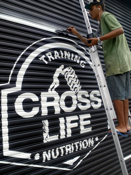 pintura de logotipo em porta de ao | Cross Life tatuap