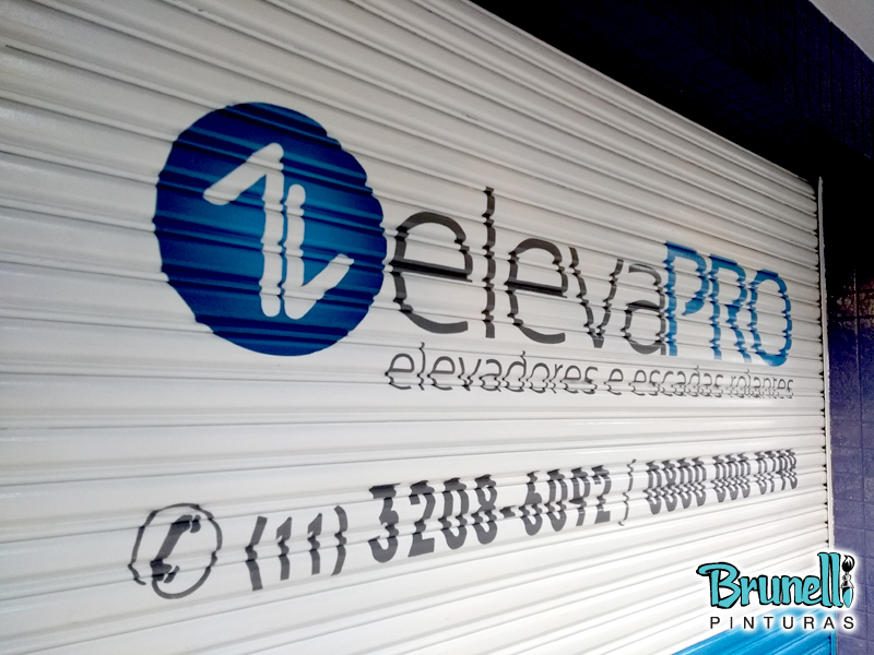 Pintura de logotipo em porta de ao | Elevapro