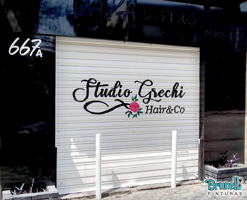 Pintura de logotipo em porta de ao | Studio Grechi