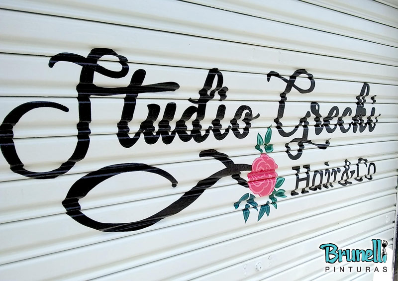 Pintura de logotipo em porta de ao | Studio Grechi