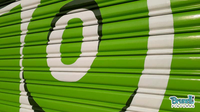 pintura de logotipos em portas de enrolar