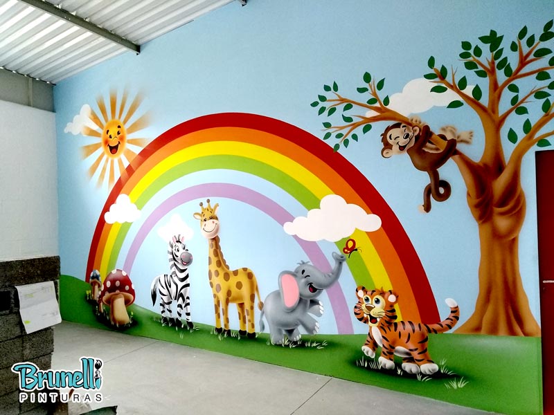 Pinturas de desenhos infantis em salas de aula
