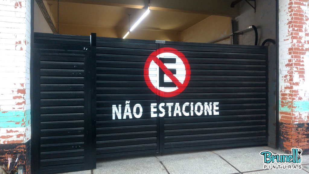 pintura de letreiro em porta de aço proibido estacionar