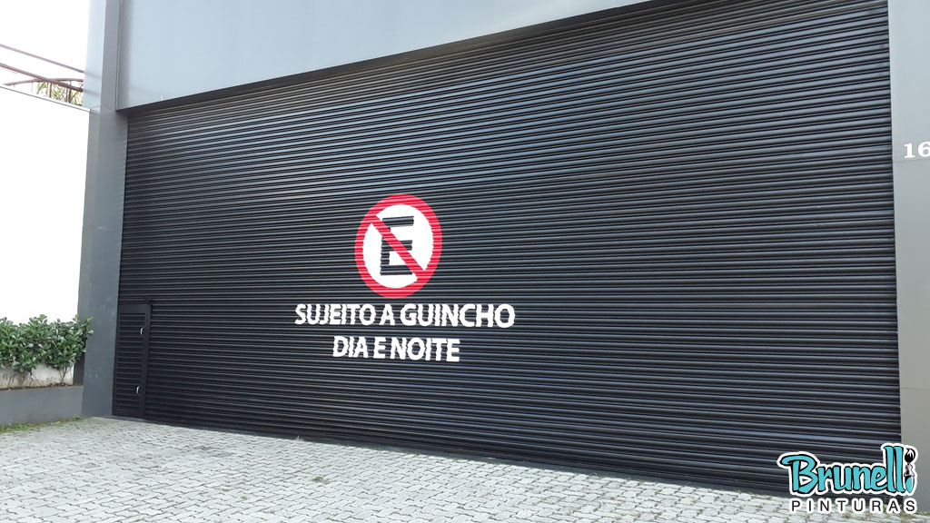 pintura de letreiro em porta de aço proibido estacionar
